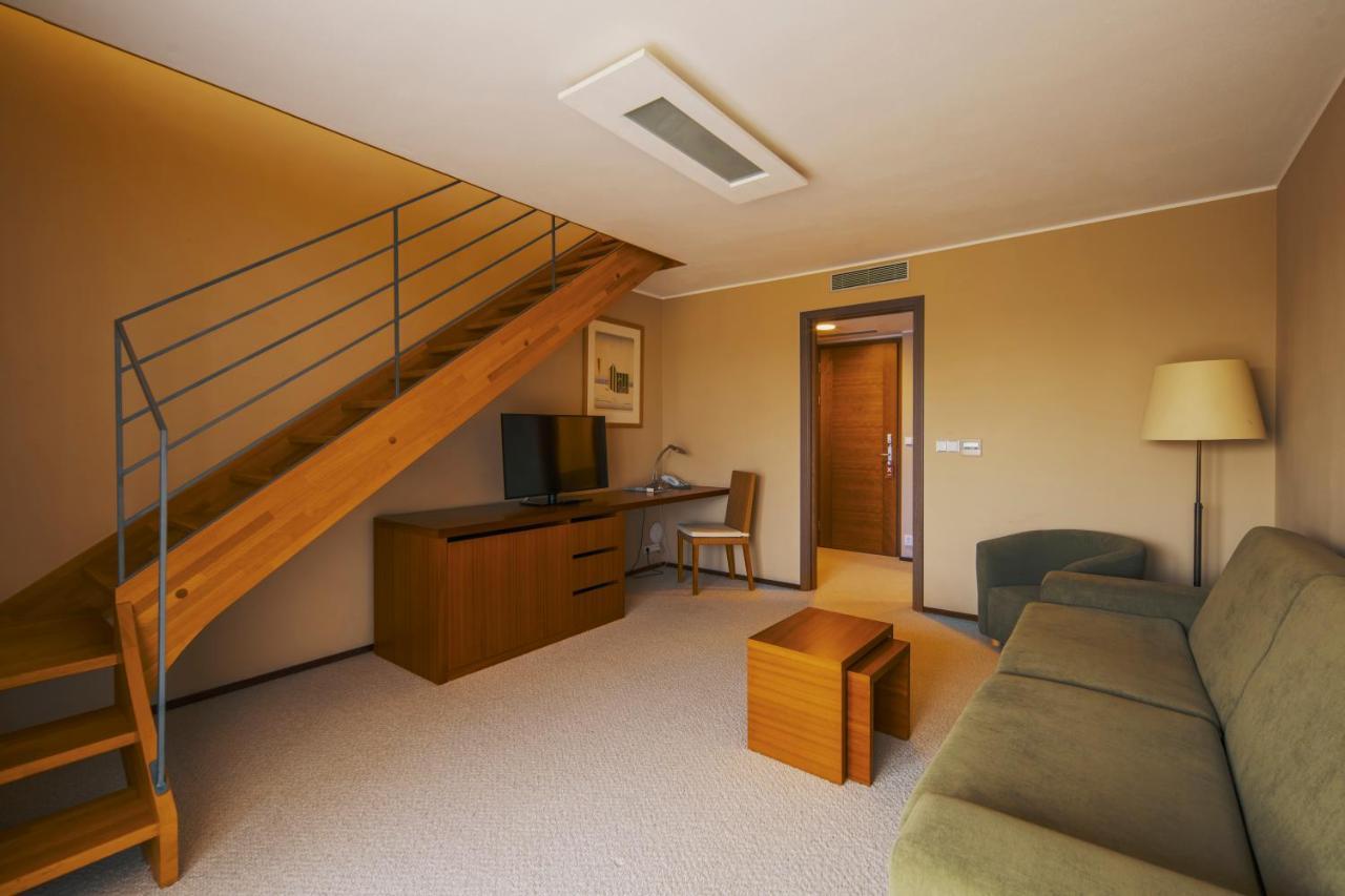 Duplex Suite with Free Wellness Entrance,1416911745:JPEG